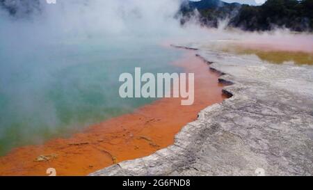 Piscine à champagne de source à vapeur à Wai-O-Tapu , Rotorus, Nouvelle-Zélande. Banque D'Images