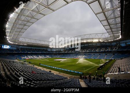 Le terrain du stade Anoeta (Reale Arena), étant arrosé avant un match de la Real Sociedad. Saint-Sébastien, Espagne. Banque D'Images