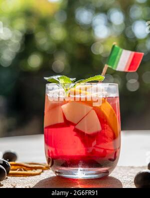 Un savoureux verre de sangria avec des morceaux de fruits à l'intérieur en contre-jour Banque D'Images