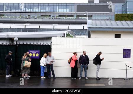 Les spectateurs se pressent pour entrer sur le terrain le huitième jour de Wimbledon au All England Lawn tennis and Croquet Club, Wimbledon. Date de la photo: Mardi 6 juillet 2021. Banque D'Images