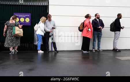 Les spectateurs se pressent pour entrer sur le terrain le huitième jour de Wimbledon au All England Lawn tennis and Croquet Club, Wimbledon. Date de la photo: Mardi 6 juillet 2021. Banque D'Images