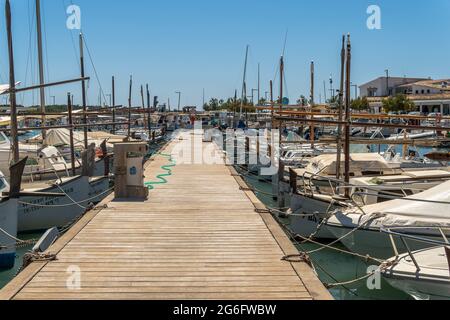 Colonia de Sant Jordi, Espagne; juin 26 2021: Vue générale de la marina dans la ville majorquine de Colonia de Sant Jordi avec amarré de loisirs et fis Banque D'Images
