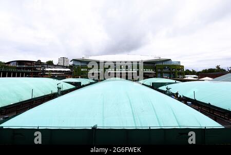 Vue générale sur les courts extérieurs couverts avant le début du match le huitième jour de Wimbledon au All England Lawn tennis and Croquet Club, Wimbledon. Date de la photo: Mardi 6 juillet 2021. Banque D'Images
