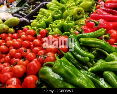 Épicerie. Section épicier. Tomate, poivre, concombre, aubergine, courgettes. Banque D'Images