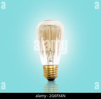 Ampoule LED vintage sur fond bleu pastel. Banque D'Images
