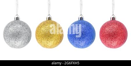 Boules de Noël scintillantes argentées, dorées, bleues et rouges isolées sur fond blanc. Banque D'Images