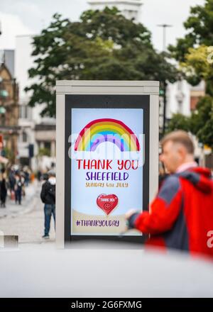 Merci Sheffield 4 juillet signe électronique sur la rue haute avec le symbole arc-en-ciel et coeur d'amour. Coloré et lumineux. Banque D'Images