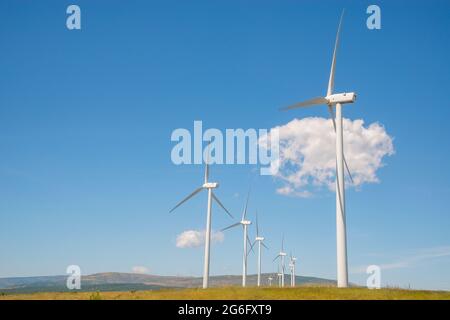 Ferme éolienne. La Sierra de Pela, province de Guadalajara, Castille La Manche, Espagne. Banque D'Images