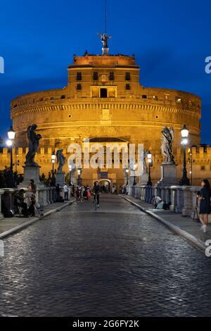 Ville de Rome en Italie la nuit, vue du pont Saint-Ange à Castel Sant Angelo, ancien mausolée d'Hadrien. Banque D'Images
