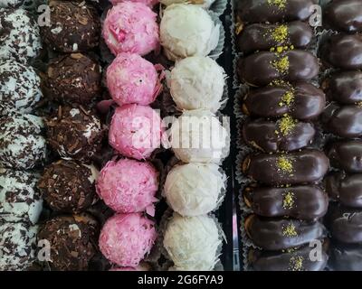 Gâteaux colorés. Gâteaux blancs, roses et noirs. Banque D'Images