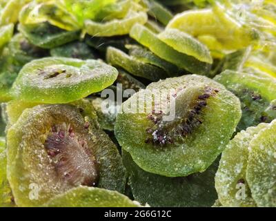 Plante de kiwi séchée en gros plan. Kiwi sec en arrière-plan et photos détaillées. Banque D'Images