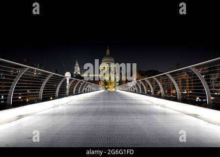 Vue sur la cathédrale Saint-Paul au bout du pont du Millénaire. Banque D'Images