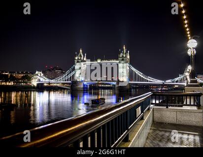 La nuit, vue sur Tower Bridge dans toute sa splendeur. Banque D'Images