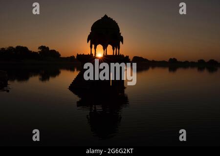 Lever du soleil dans le temple au lac de Gadisar également appelé Lac de Gadsisar, district de Jaisalmer de l'état indien du Rajasthan, Inde Banque D'Images