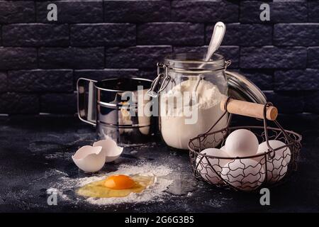 Table avec produits de cuisson et outils. Cuisine, concept de pâtisserie. Banque D'Images