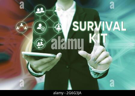 Kit de survie d'affichage conceptuel. Vue d'ensemble de l'entreprise équipement d'urgence Collection d'articles pour aider une dame dans la tenue uniforme téléphone presser Banque D'Images