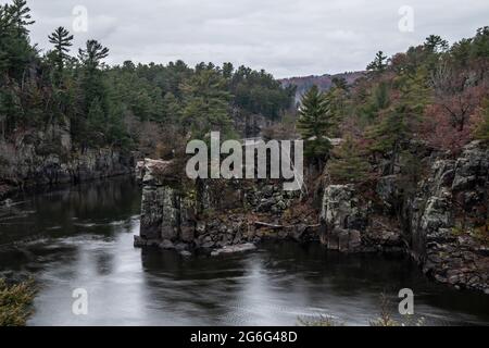 Formation de roches d'angle Rock dans la rivière Sainte-Croix à l'Interstate Park, Taylors Falls, Minnesota.Pris le soir. Banque D'Images