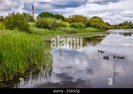 Réservoir de Sixfields sur un après-midi nuageux en regardant vers la tour de l'ascenseur national. Banque D'Images