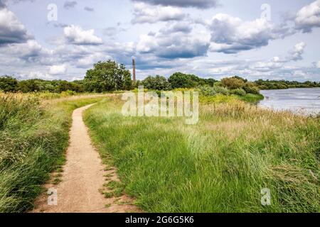 Réservoir de Sixfields sur un après-midi nuageux en regardant vers la tour de l'ascenseur national. Banque D'Images