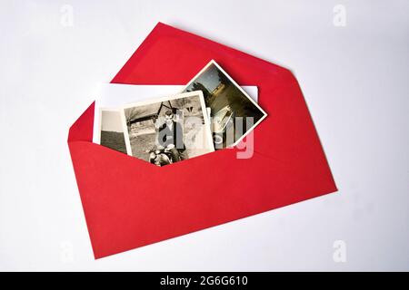 anciennes photos de mémoire dans une enveloppe rouge Banque D'Images