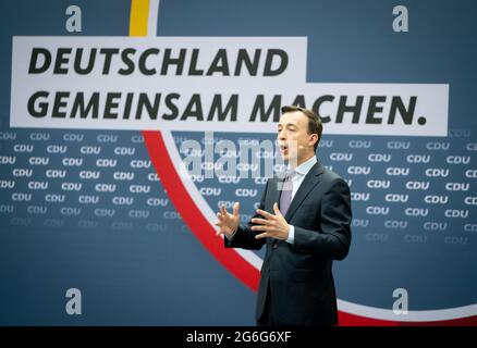 Berlin, Allemagne. 06e juillet 2021. Paul Ziemiak (r), Secrétaire général de la CDU, présente la campagne de la CDU d'Allemagne pour les élections du Bundestag. Credit: Kay Nietfeld/dpa/Alay Live News Banque D'Images