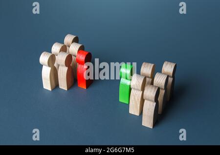 Deux groupes de personnes opposés. Rivalité et concurrence. Résolution des conflits par le biais de négociations. Recherche de compromis. Démonstration de force. Banque D'Images