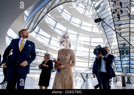 Berlin, Allemagne. 06e juillet 2021. Le roi Willem-Alexander et la reine Maxima des pays-Bas visitent le Bundestag où ils rencontrent le président des Bundes Wolfgang Schaube à Berlin, en Allemagne, le 6 juillet 2021. Le Roi et la Reine sont à Berlin pour une visite d'État de trois jours en Allemagne qui marque leur dernière tournée en Allemagne commencée en 2013. Photo de Robin Utrecht/ABACAPRESS.COM crédit: Abaca Press/Alay Live News Banque D'Images