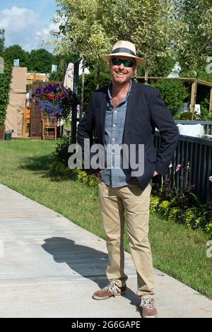 East Molesey, Surrey, Royaume-Uni. 5 juillet 2021. Joe Swift, BBC Gardeners World et RHS montrent un commentateur au RHS Hampton court Palace Garden Festival. Crédit : Maureen McLean/Alay Live News Banque D'Images