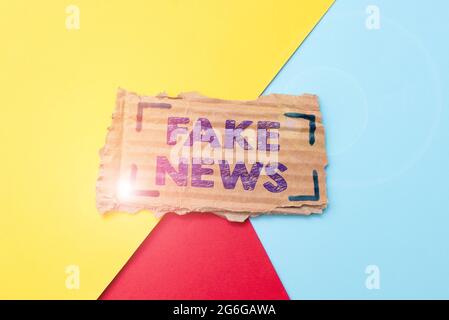 Écriture affichant du texte fausses nouvelles. Mot pour de fausses informations publier sous le couvert d'être authentique nouvelles coloré Perpective pensée positive Banque D'Images