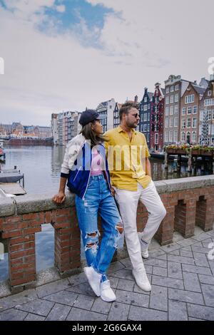 Amsterdam pays-Bas, couple heureux homme et femme lors d'une soirée d'été sur les canaux d'Amsterdam. Homme et femme fille asiatique de milieu d'âge et hommes européens en voyage à Amsterdam pays-Bas Banque D'Images