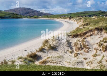 La baie de Vatersay est également connue sous le nom d'East Beach et de Baigh Bhatarsaigh. Une grande plage de sable blanc préservée sur l'île de Vatersay, adossée à des dunes et à des vallonnés Banque D'Images