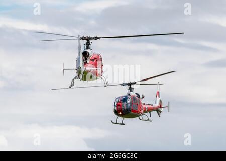 2 Gazelle Westland HT.3 (G-ZZLE / ZB627) de l'équipe d'exposition de l'escadron Gazelle volant en formation au spectacle aérien militaire Shuttleworth sur le 4e Ju Banque D'Images