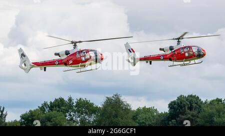 2 Gazelle Westland HT.3 (G-ZZLE / ZB627) de l'équipe d'exposition de l'escadron Gazelle volant en formation au spectacle aérien militaire Shuttleworth sur le 4e Ju Banque D'Images