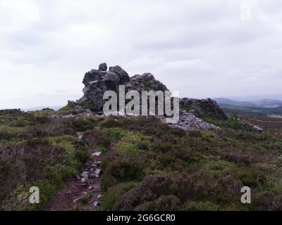 Marcher jusqu'à la crête de rochers de la réserve naturelle nationale de Stiperstones sur Shropshire Way main route Shropshire Angleterre Royaume-Uni Banque D'Images