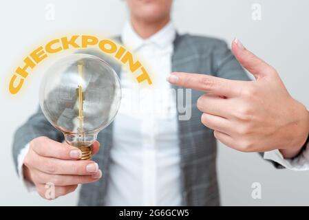 Affiche le point de contrôle. Mot pour l'entrée habitée, où les voyageurs sont soumis aux contrôles de sécurité Lady dans l'ensemble lampe de pointage avec deux mains Banque D'Images