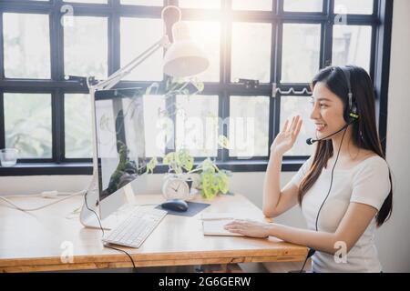 Femme asiatique enseignant enseigner, parler avec l'élève en classe leçon en ligne, à la maison, verrouillage, arrêter l'apprentissage à l'école, belle fille utiliser VDO conférence Banque D'Images