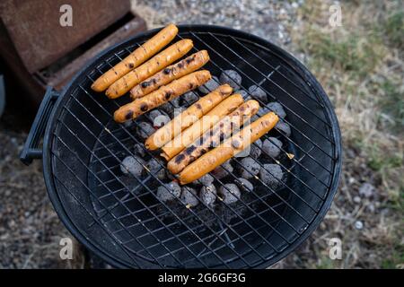 Griller des saucisses végétariennes sur un barbecue à l'extérieur, pas de personnes, à l'horizontale Banque D'Images