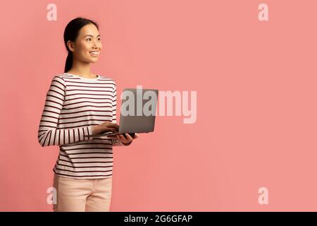 Programmes de formation en ligne. Portrait de la jeune femme asiatique avec ordinateur portable Banque D'Images