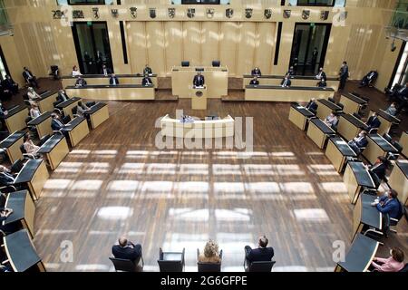 Berlin, Allemagne. 06e juillet 2021. Le roi Willem-Alexander des pays-Bas (M) prend la parole lors de la session plénière du Bundesrat. Credit: Wolfgang Kumm/dpa/Alay Live News Banque D'Images