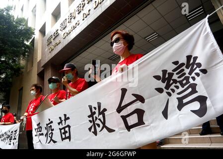 Taipei, Taipei, Taïwan. 5 juillet 2021. Des manifestants anti-gouvernementaux portant des banderoles portant la mention «˜nous avons besoin de vaccins pour sauver Taiwan » ont vu des slogans en dehors des centres de contrôle des maladies de Taïwan, alors que l'île est confrontée à un approvisionnement insuffisant en vaccins alors que le coronavirus n'a pas boudé. Crédit : Daniel CEng Shou-Yi/ZUMA Wire/Alay Live News Banque D'Images