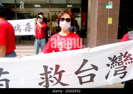 Taipei, Taipei, Taïwan. 5 juillet 2021. Des manifestants anti-gouvernementaux portant des banderoles portant la mention «˜nous avons besoin de vaccins pour sauver Taiwan » ont vu des slogans en dehors des centres de contrôle des maladies de Taïwan, alors que l'île est confrontée à un approvisionnement insuffisant en vaccins alors que le coronavirus n'a pas boudé. Crédit : Daniel CEng Shou-Yi/ZUMA Wire/Alay Live News Banque D'Images