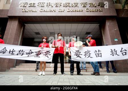 Taipei, Taipei, Taïwan. 5 juillet 2021. Des manifestants anti-gouvernementaux portant des banderoles portant la mention «˜nous avons besoin de vaccins pour sauver Taiwan » et «˜la vie humaine est plus précieuse que les chiens » ont vu des slogans en dehors des centres de contrôle des maladies de Taïwan, alors que l'île est confrontée à un approvisionnement insuffisant en vaccins dans le contexte d'une épidémie de coronavirus sans réponse. Crédit : Daniel CEng Shou-Yi/ZUMA Wire/Alay Live News Banque D'Images