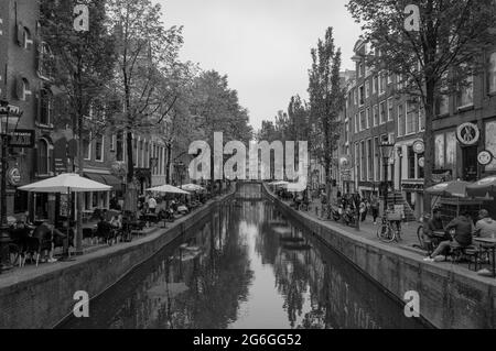 AMSTERDAM, PAYS-BAS. 06 JUIN 2021. Belle vue sur Amsterdam avec des maisons hollandaises typiques, des ponts et chanel. Petits bateaux sur le remblai. Noir Banque D'Images