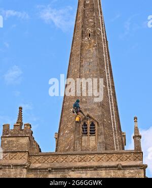 Steeplejack travaillant sur le Spire de l'église Saint-Jean-Baptiste, Burford, Oxfordshire Banque D'Images