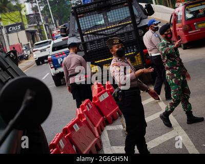 Sud Jakarta, Indonésie. 05e juillet 2021. Le troisième jour de la restriction sociale d'urgence, l'aparature de l'État qui consiste en un département de police et militaire, mobilisant des véhicules blindés juste pour bloquer l'accès à Jakarta. Les chauffeurs et les motards ont été contraints de revenir sur le point de contrôle situé sur la rue Lenteng Agung, dans le sud de Jakarta. Seuls le personnel médical et les résidents sont autorisés à passer le point de contrôle. Cette restriction aura lieu jusqu'au 20 juin. (Photo de Kevin Herbian/Pacific Press) Credit: Pacific Press Media production Corp./Alay Live News Banque D'Images