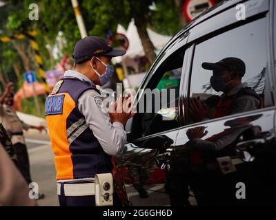 Sud Jakarta, Indonésie. 05e juillet 2021. Le troisième jour de la restriction sociale d'urgence, l'aparature de l'État qui consiste en un département de police et militaire, mobilisant des véhicules blindés juste pour bloquer l'accès à Jakarta. Les chauffeurs et les motards ont été contraints de revenir sur le point de contrôle situé sur la rue Lenteng Agung, dans le sud de Jakarta. Seuls le personnel médical et les résidents sont autorisés à passer le point de contrôle. Cette restriction aura lieu jusqu'au 20 juin. (Photo de Kevin Herbian/Pacific Press) Credit: Pacific Press Media production Corp./Alay Live News Banque D'Images