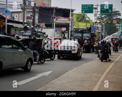 Sud Jakarta, Indonésie. 05e juillet 2021. Le troisième jour de la restriction sociale d'urgence, l'aparature de l'État qui consiste en un département de police et militaire, mobilisant des véhicules blindés juste pour bloquer l'accès à Jakarta. Les chauffeurs et les motards ont été contraints de revenir sur le point de contrôle situé sur la rue Lenteng Agung, dans le sud de Jakarta. Seuls le personnel médical et les résidents sont autorisés à passer le point de contrôle. Cette restriction aura lieu jusqu'au 20 juin. (Photo de Kevin Herbian/Pacific Press) Credit: Pacific Press Media production Corp./Alay Live News Banque D'Images