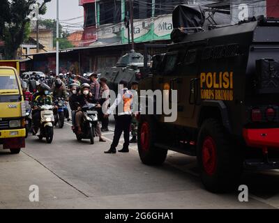 Sud Jakarta, Indonésie. 05e juillet 2021. Le troisième jour de la restriction sociale d'urgence, l'aparature de l'État qui consiste en un département de police et militaire, mobilisant des véhicules blindés juste pour bloquer l'accès à Jakarta. Les chauffeurs et les motards ont été contraints de revenir sur le point de contrôle situé sur la rue Lenteng Agung, dans le sud de Jakarta. Seuls le personnel médical et les résidents sont autorisés à passer le point de contrôle. Cette restriction aura lieu jusqu'au 20 juin. (Photo de Kevin Herbian/Pacific Press) Credit: Pacific Press Media production Corp./Alay Live News Banque D'Images