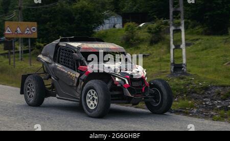 Photo d'action d'une voiture de rallye lors d'une compétition sur des pistes de forst boueuses Banque D'Images