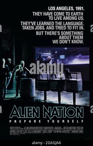 Alien Nation (1988) dirigée par Graham Baker et mettant en vedette James Caan, Mandy Patinkin et Terence Stamp. Un vaisseau spatial rempli d'esclaves étrangers dans le désert de Mojave et ses habitants sont intégrés dans la société humaine. Banque D'Images